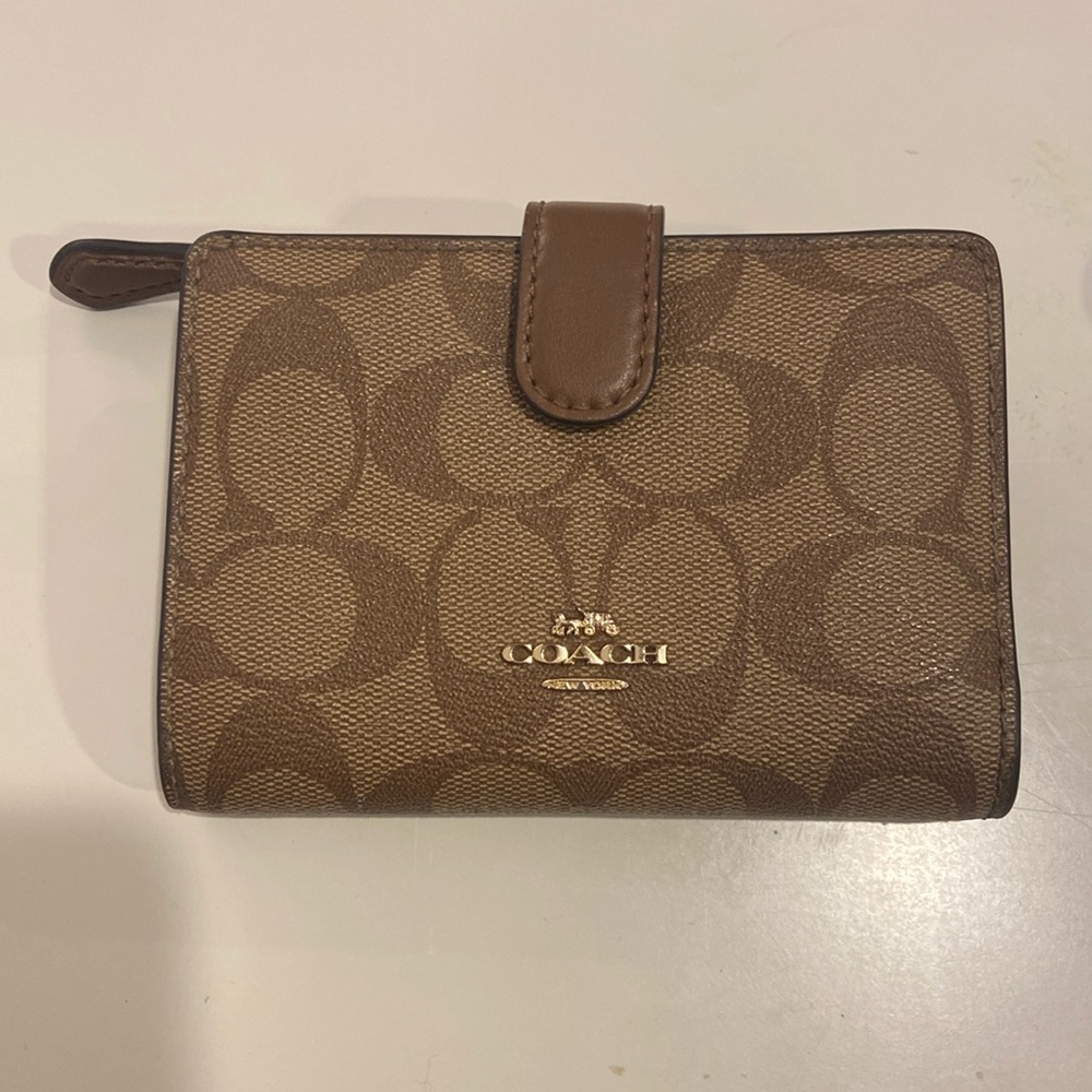 Coach Medium Corner Zip Wallet